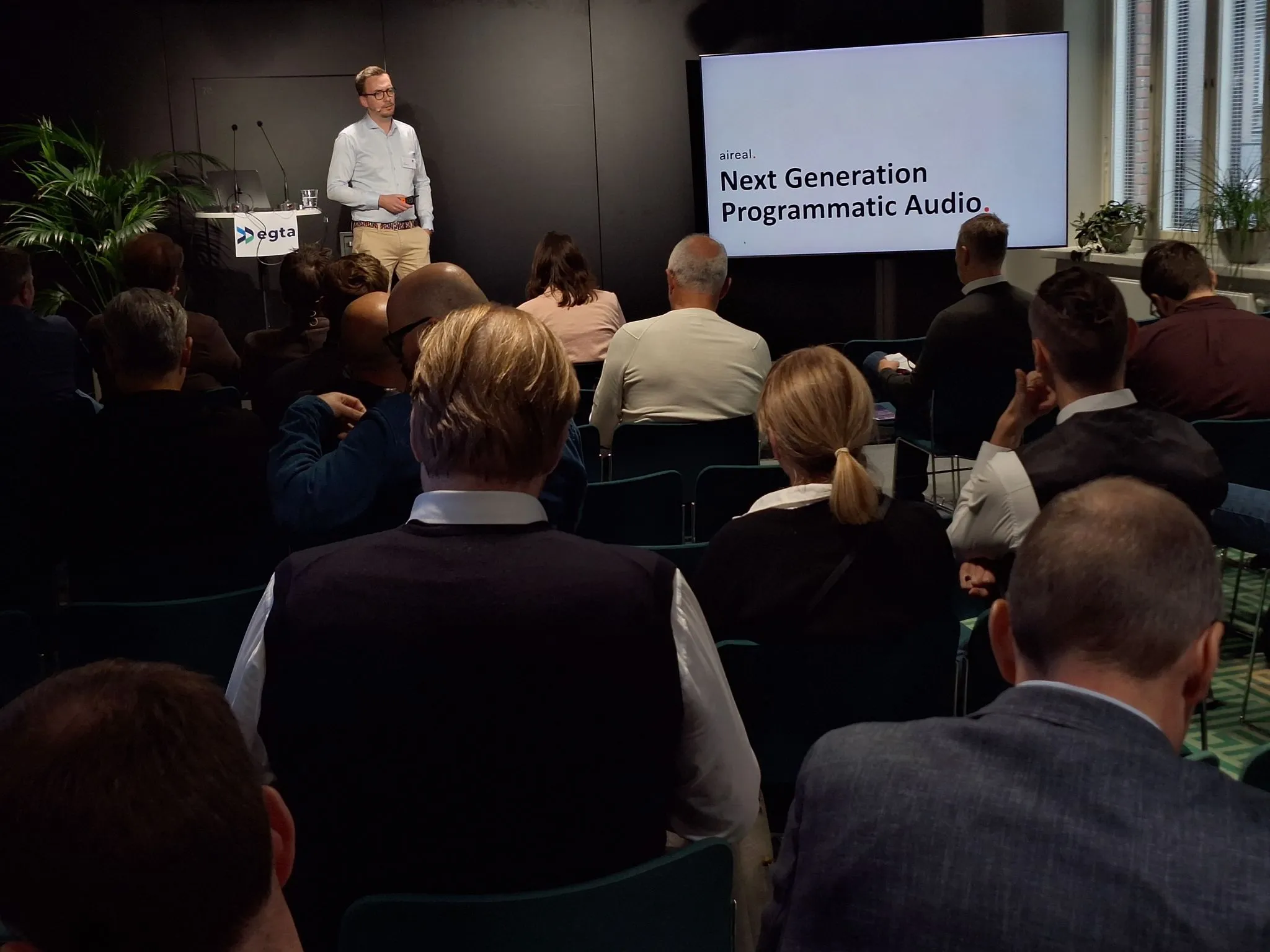 Jan Poelmann hält auf der egta 2025 ein Panel für aireal
