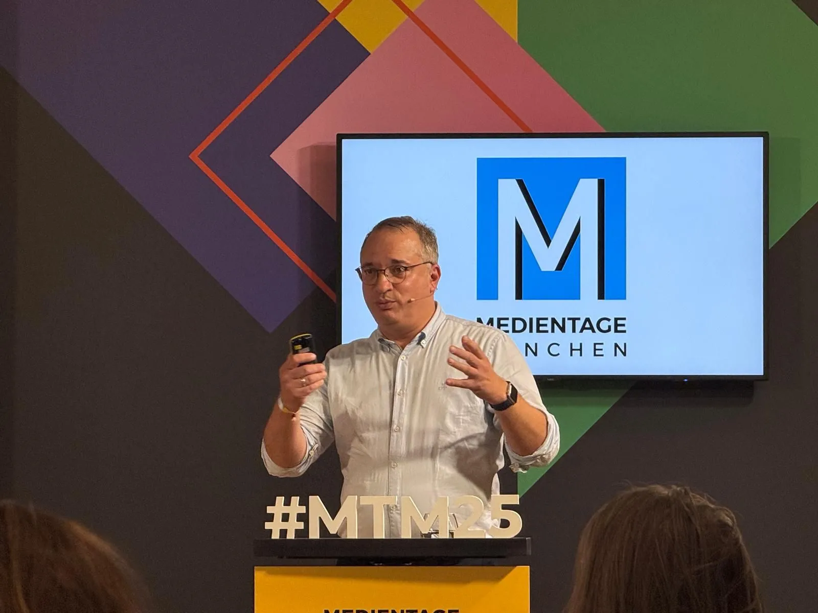 Aleksandar Rustemovski bei einer Rede bei den Medientagen München 2025